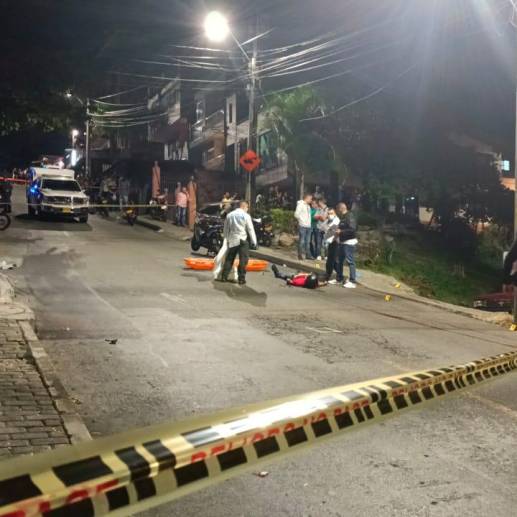 Uno de los hombres murió en el sitio, mientras que otro alcanzó a ser llevado a un hospital cercano. FOTO: Cortesía Denuncias Antioquia.