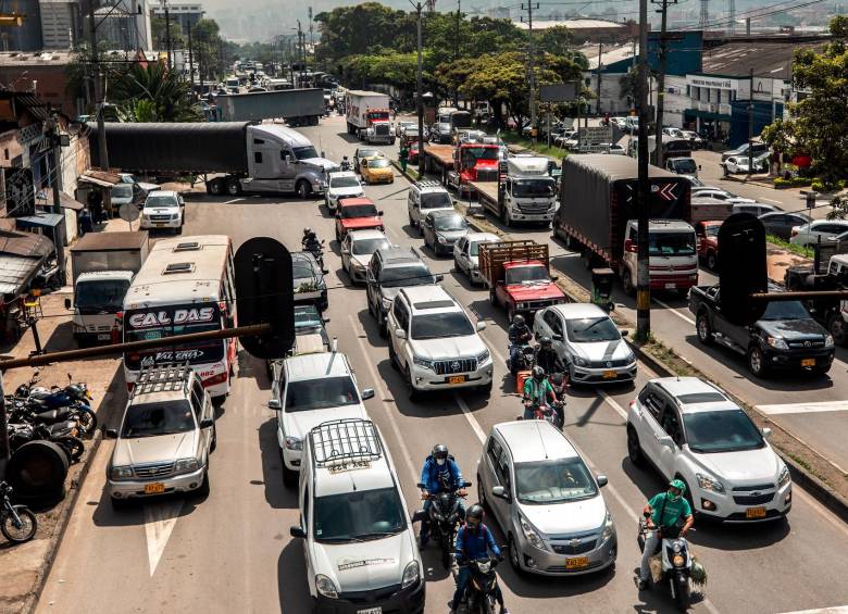 Las obras del intercambio de Fábricas Unidas es el principal argumento de la Alcaldía de Itagüí para mantener el pico y placa sobre la autopista Sur, en una vía donde hay dos cámaras de fotodetección. FOTO: Camilo Suárez