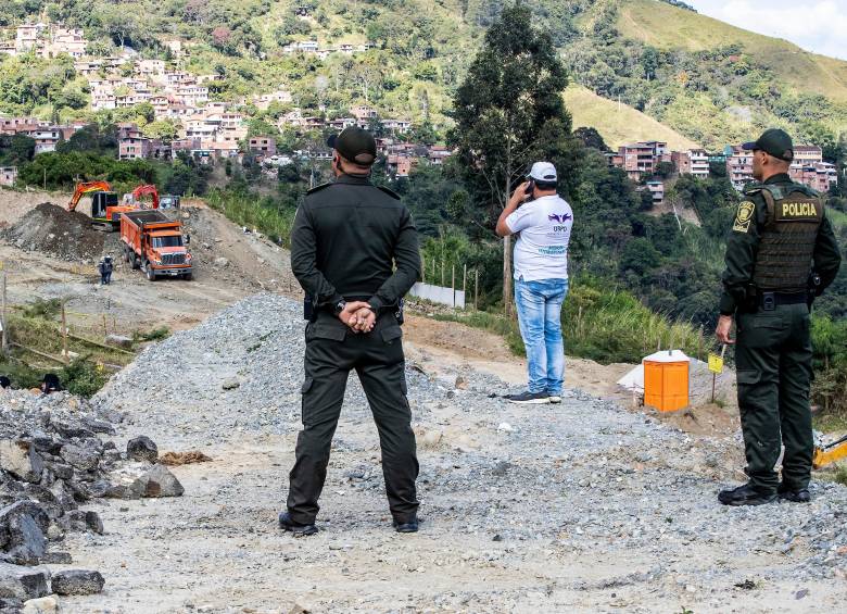 En La Escombrera de la comuna 13 habría más de 500 personas enterradas, según organismos de Derechos Humanos. Las excavaciones allí comenzaron a mediados en 2024. FOTO jaime pérez