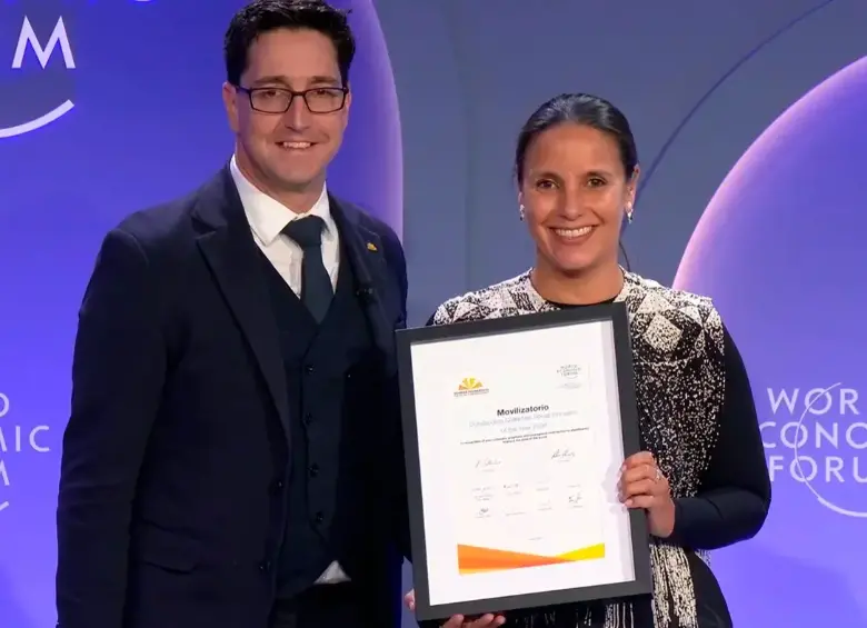 Equipo de Movilizatorio durante una de sus acciones de movilización social y climática que le valieron el reconocimiento internacional en Davos. FOTO: CORTESÍA