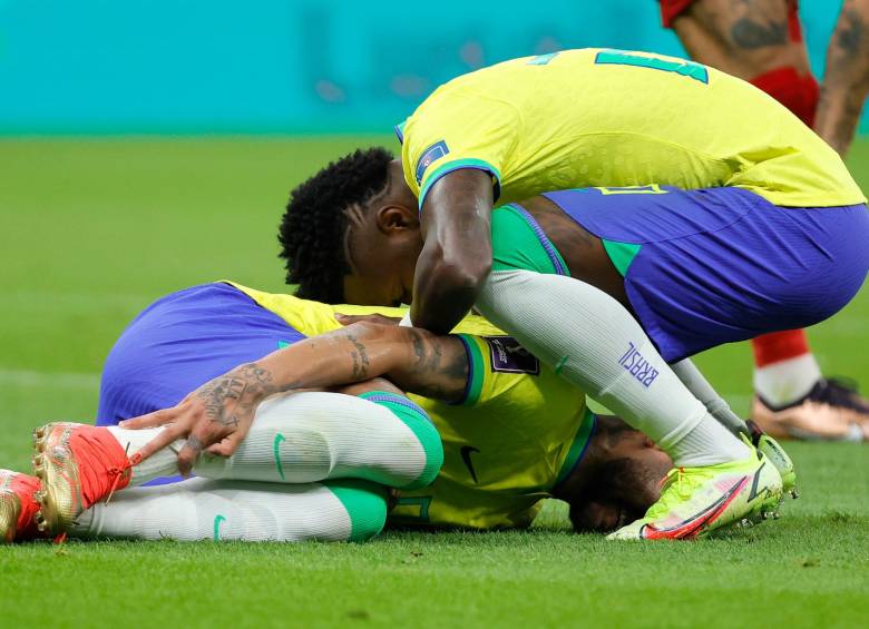 Neymar quejándose del dolor en su tobillo. FOTO: EFE