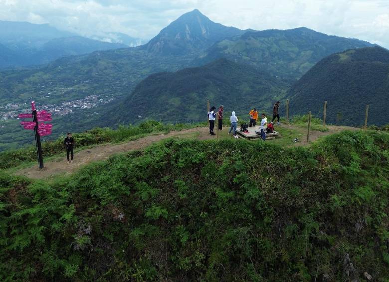 Cerro Tusa: tres mundos, una montaña 