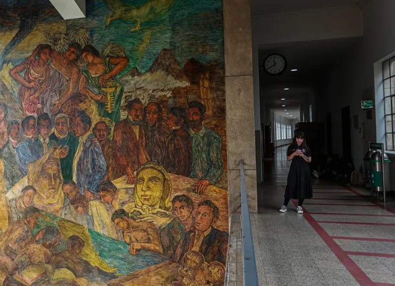 Lateral izquierdo del Aula Máxima con el mural Creación de las Repúblicas Latinoamericanas (1954). FOTO Manuel Saldarriaga.