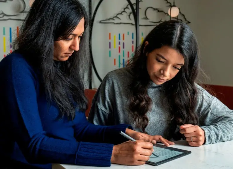 Algunos expertos creen que el oficio de los traductores se transformará en los próximos años por la presencia de la inteligencia artificial. Foto: Europa Press.