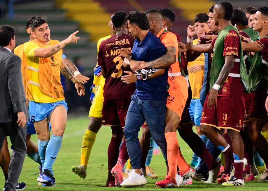 Este fue el momento álgido al final del compromiso entre Tolima y O’Higgins. FOTO COLPRENSA