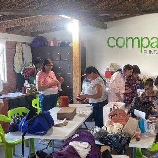FOTO: mujeres campesinas de Marinilla revisan la magnitud del robo hecha en su taller.