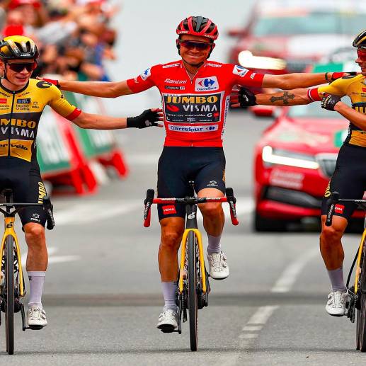 Kuss (centro), el hombre más fuerte de la Vuelta a España y felicitado por otros dos grandes campeones, Vingegaard y Roglic . FOTO @VUELTA A ESPAÑA
