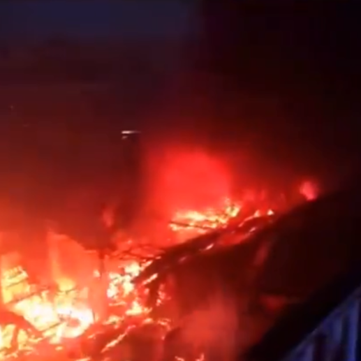 El fuego afectó a tres discotecas en Murcia, España. Foto: captura de pantalla de video