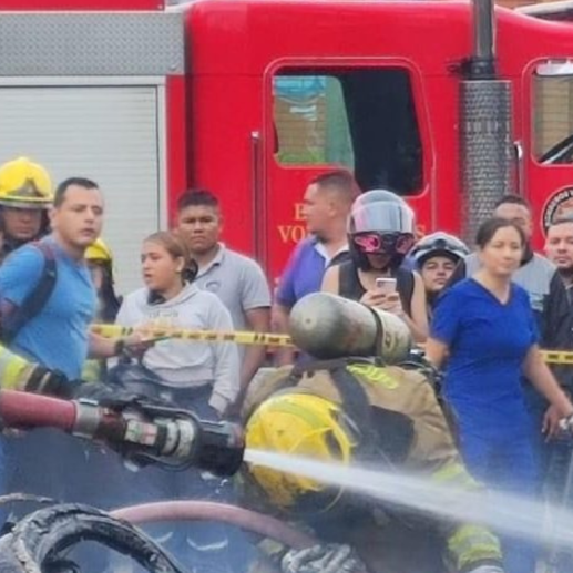 Los socorristas lograron salvar al copiloto de las llamas. FOTO: redes sociales