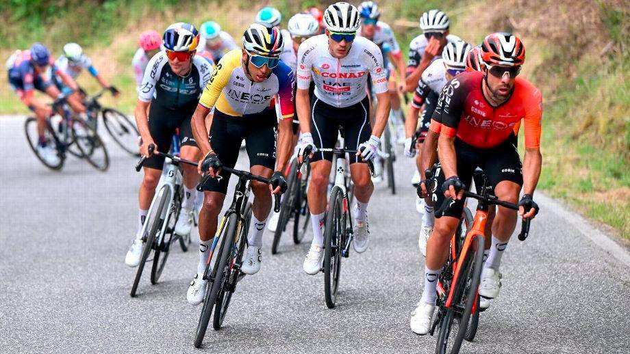 En la imagen se observa a Egan Bernal junto a un grupo de ciclistas en una nueva etapa del Giro de Italia. FOTO GETTY