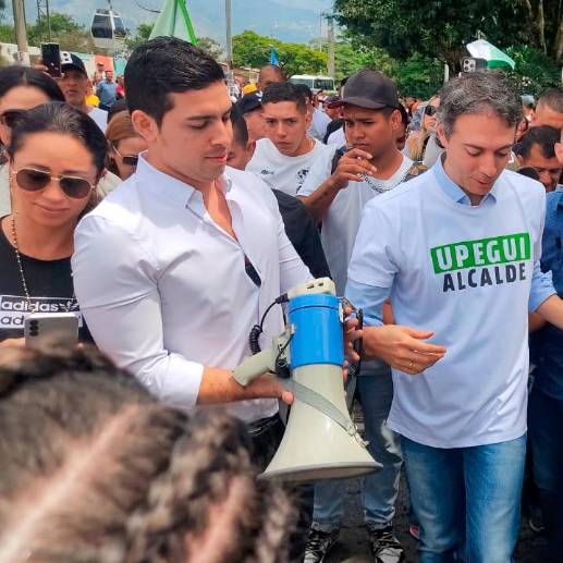 Daniel Quintero, en su primer acto político como exalcalde, lanzó su apoyo a Juan Carlos Upegui y a Esteban Restrepo, los candidatos de su partido a Alcaldía y Gobernación. FOTO: JAIME PÉREZ