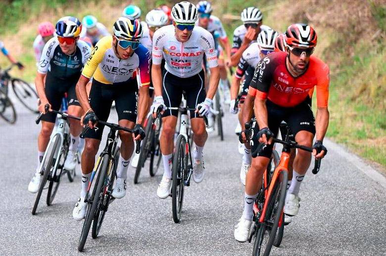En la imagen se observa a Egan Bernal junto a un grupo de ciclistas en una nueva etapa del Giro de Italia. FOTO GETTY
