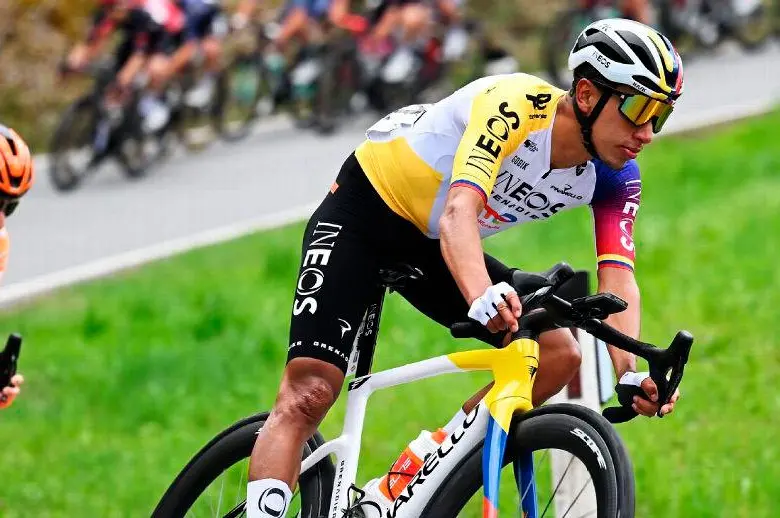 Egan Bernal volvió a lucir en un excelente estado de forma para quedarse con el subcampeonato en Los Alpes. FOTO @INEOSGrenadiers