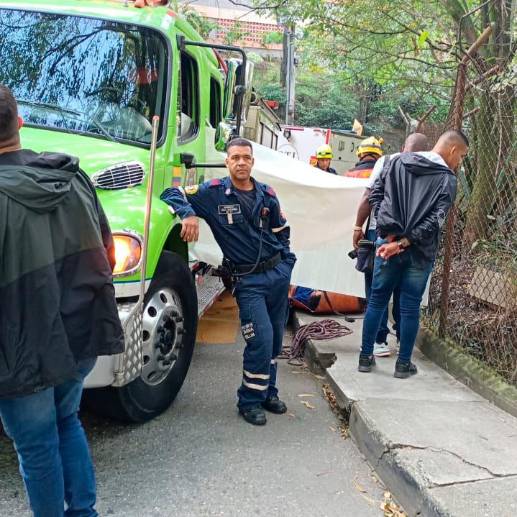 Operativo de recuperación del cuerpo en Robledo. FOTO: Cortesía 