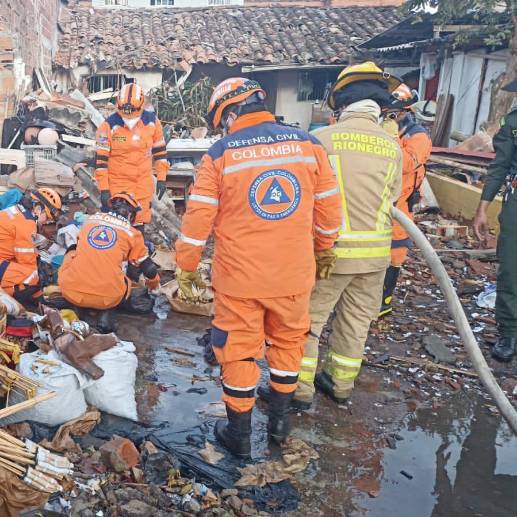 Miembros de la Defensa Civil retiran de forma cuidadosa el material sin detonar. FOTO: Cortesía