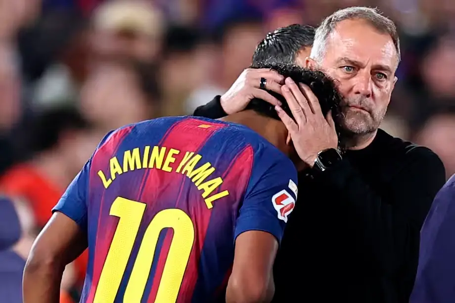 El consuelo del técnico del Barcelona, Hansi Flick, tras la lesión de Lamine Yamal. FOTO AFP