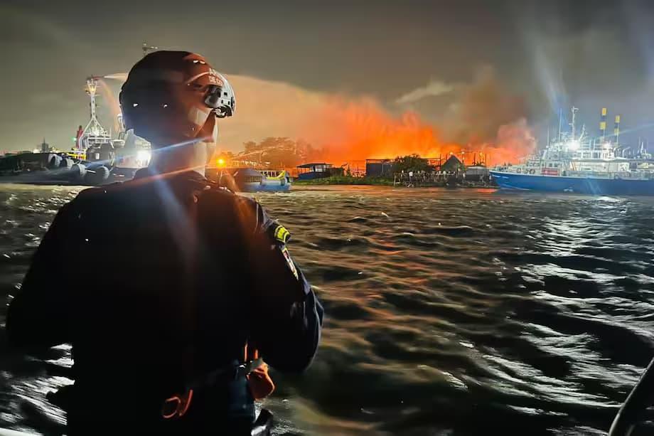 Las llamas consumieron gran parte de los restaurantes El Proveedor y El Carmen en el barrio Las Flores, en Barranquilla. Bomberos trabajaron durante más de tres horas para controlar el incendio. FOTO: Alcaldía de Barranquilla. 