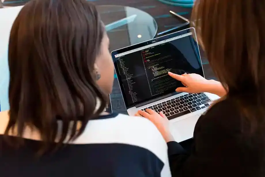 Trabajadores realizando su lenguaje de programación con apoyo de la inteligencia artificial. FOTO: PEXELS