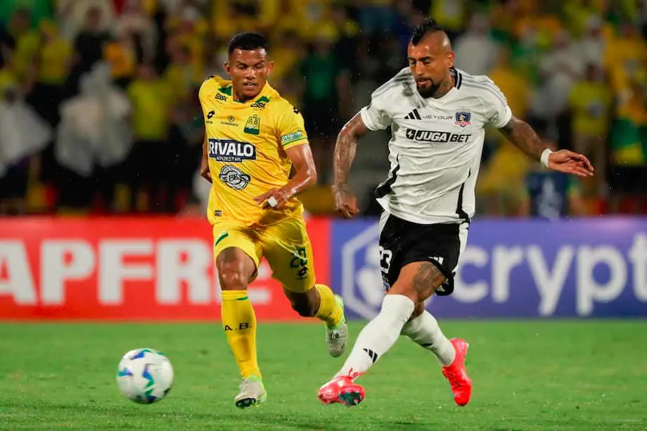 Bucaramanga cayó en su visita a Colo Colo y terminó tercero de su grupo, clasificándose así a los playoffs de la Copa Sudamericana. FOTO CONMEBOL
