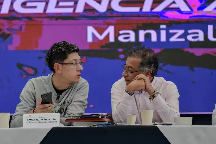 El presidente Gustavo Petro y el ministro de Educación, José Daniel Rojas, durante la posesión en el cargo de este último. Foto: Presidencia