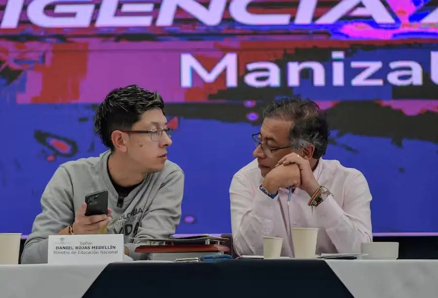 El presidente Gustavo Petro y el ministro de Educación, José Daniel Rojas, durante la posesión en el cargo de este último. Foto: Presidencia