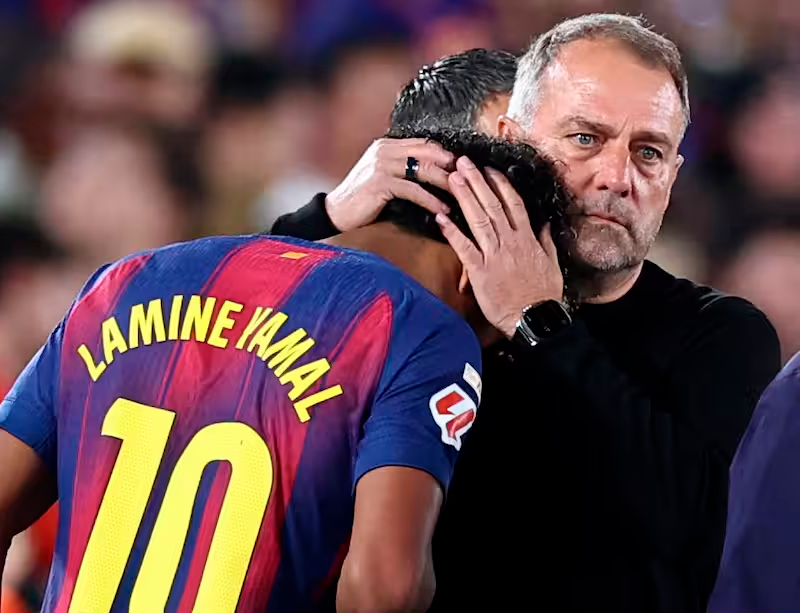 El consuelo del técnico del Barcelona, Hansi Flick, tras la lesión de Lamine Yamal. FOTO AFP