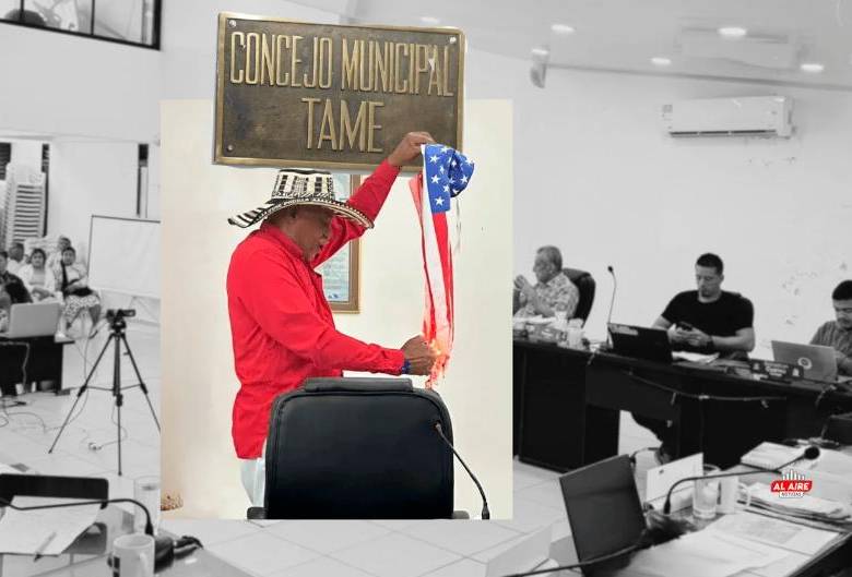 El concejal del Pacto Histórico en Arauca, José Padilla, quemó una bandera estadounidense. FOTO tomada de Al Aire Noticias