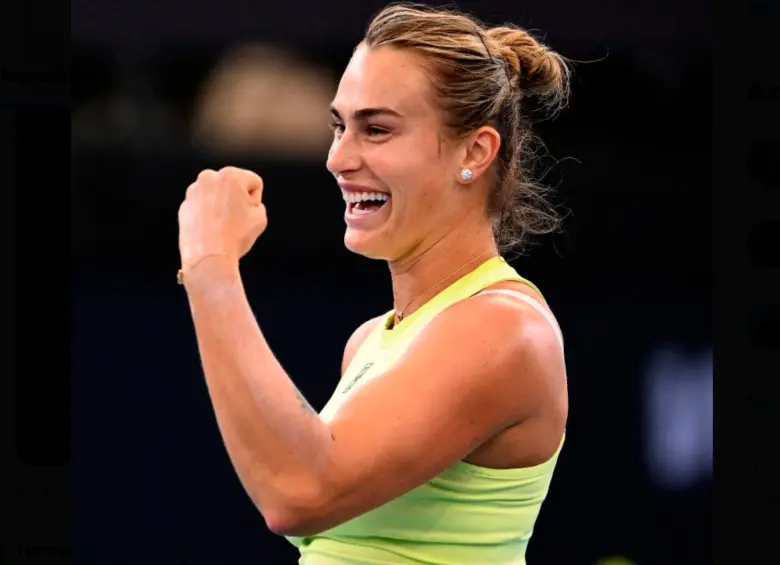 La tenista bielorrusa Aryna Sabalenka, número uno del mundo derrotó sin problemas a la estadounidense Madison Keys y avanzó a las semifinales del torneo de Brisbane, en Australia. FOTO TOMADA X@WTA