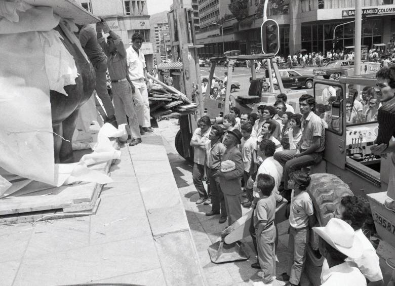Casualmente, lo primero que se descubrió de la escultura tras su llegada desde Europa fue justamente su cadera. Foto: Hernando Vásquez "Hervasquez". (Archivo El Colombiano, escaneada) Fototeca
