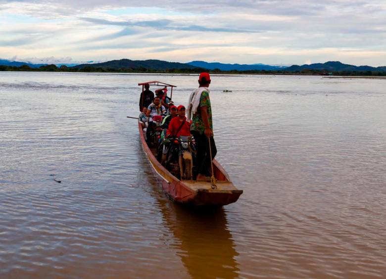 En el río Cauca, la gente monta las motos sobre las chalupas para ir de un municipio a otro. FOTO Manuel Saldarriaga