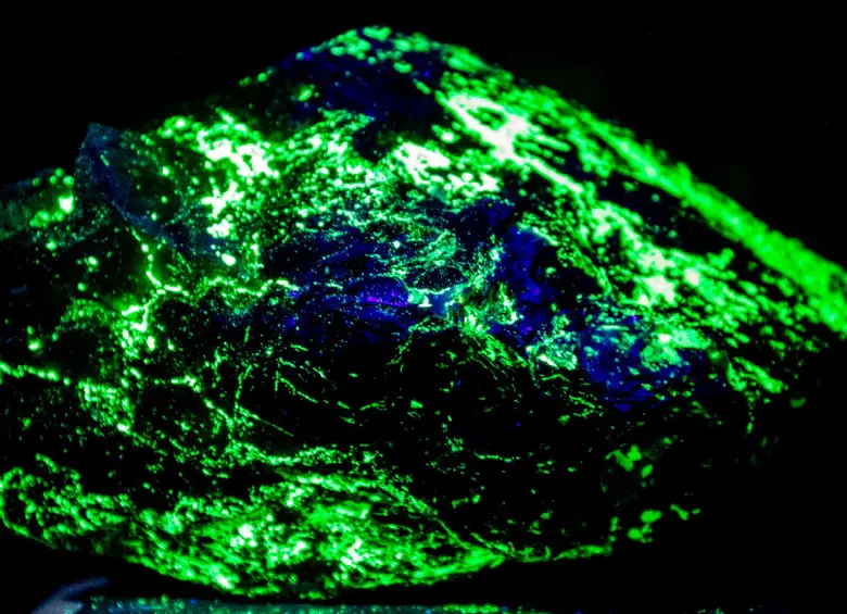 Autunita en pegmatita