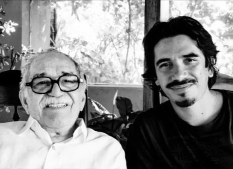 Esteban García Garzón (der.), director, guionista y dramaturgo colombiano, sobrino del Nobel Gabriel García Márquez (izq.), falleció este viernes. FOTO Centro Gabo
