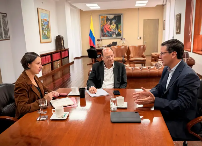 Recientemente, el gerente de la Federación de Cafeteros, Germán Bahamón (der.) se reunió con los ministros de Hacienda, Germán Ávila (centro) y de Agricultura, Martha Carvajalino. FOTO tomada de X