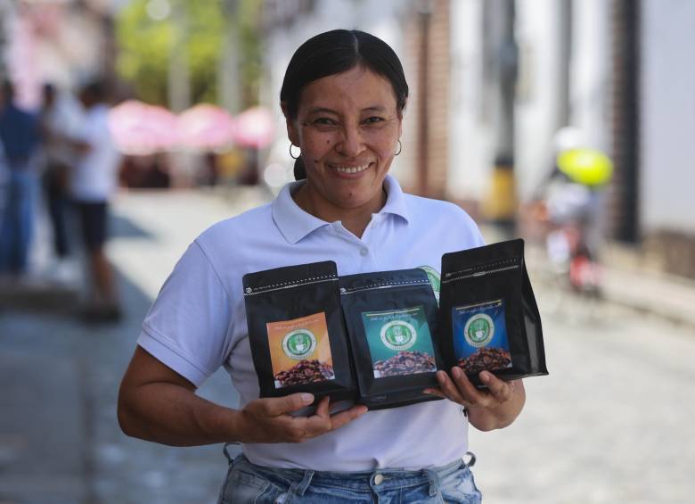 La familia de Mélida también hace parte de la empresa. Dirige el negocio junto a su hija, mientras su esposo y su hijo participan en la recolección del café. FOTO Manuel Saldarriaga