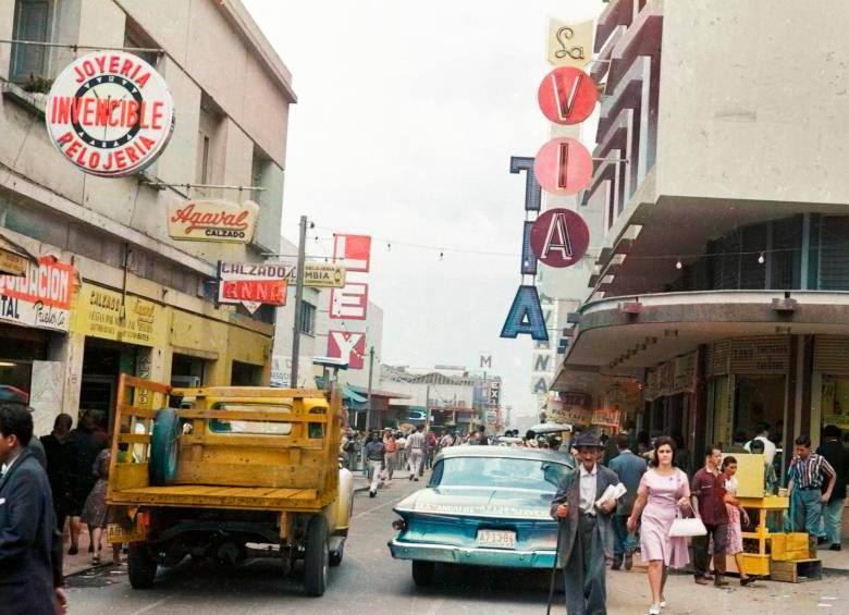 La calle Pichincha, a la altura de su cruce con la carrera Carabobo, fue el epicentro de una revolución comercial que transformó a la Medellín de mediados del siglo XX. Esta foto colorizada por Jossi Barbosa con inteligencia artificial, se utilizó la herramienta Palette. FOTO: CARLOS RODRÍGUEZ - FOTO REPORTER / ARCHIVO DEL CENTRO DE INFORMACIÓN PERIODÍSTICA DE EL COLOMBIANO