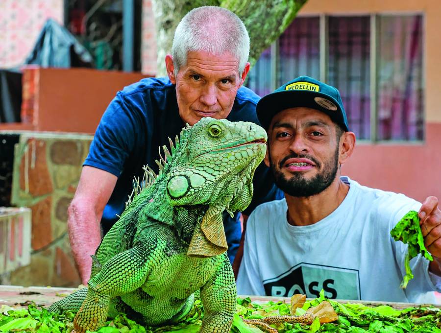 Guillermo López heredó el cuidado de las iguanas de su papá, Arturo López. Según sus cuentas, en el parque puede haber cerca de 50. En otras épocas, se podían contar hasta 100. FOTO Manuel Saldarriaga