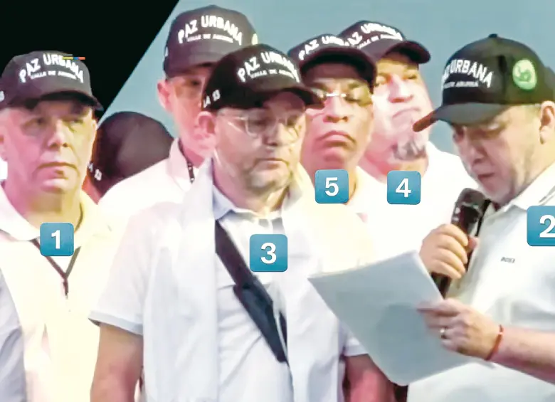 El concejal Andrés Tobón publicó esta imagen en X donde identificó a cinco de los asistentes: 1. Alias ‘Tom’, capturado en 2018. 2. ‘Vallejo’, líder del crimen del norte del Valle de Aburrá. 3. ‘Douglas’, cabecilla de la Terraza. 4. ‘Pesebre’, del grupo delincuencial Robledo. 5. El Tigre, cabecilla de una estructura de Itagüí. FOTO Cortesía
