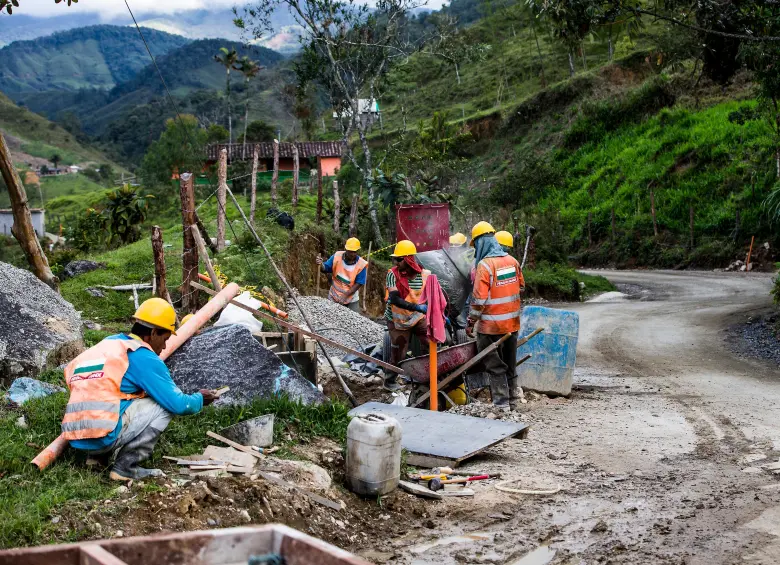 Con la ejecución de estas obras, la Gobernación busca aumentar el porcentaje de vías pavimentadas del 45% al 65% de los 5.000 kilómetros que están a cargo del departamento. FOTO EL COLOMBIANO