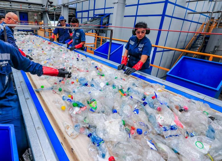 En Colombia existen 375 Negocios Verdes dedicados a la transformación, el manejo y aprovechamiento de plásticos y otros residuos. Enka es una de las más grandes. FOTO Jaime Pérez