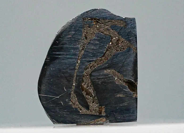 Viajan millones de años por el espacio y terminan en Medellín: así es la colección de meteoritos de la Universidad Nacional