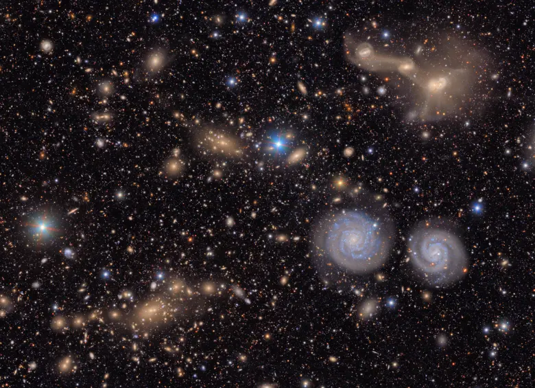 Esta imagen captura una pequeña sección de la vista del Cúmulo de Virgo del Observatorio Vera C. Rubin de NSF–DOE, ofreciendo una vívida visión de la diversidad del cosmos. Se observan dos prominentes galaxias espirales, tres galaxias en fusión, grupos de galaxias cercanas y distantes, estrellas dentro de nuestra propia Vía Láctea y mucho más. FOTO cortesía Observatorio Vera C. Rubin de NSF–DOE