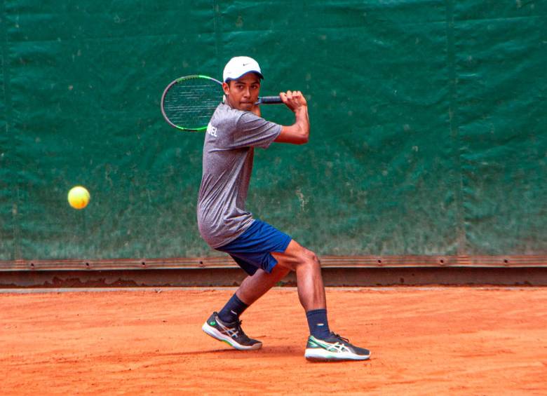 Emmanuel Henao, en uno de sus entrenamientos en Antioquia antes de viajar a Estados Unidos para iniciar su carrera universitaria y continuar con su formación deportiva. FOTO cortesía 