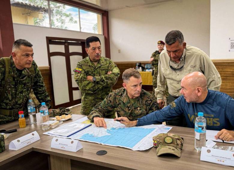 El ministro de Defensa, Jorge Eduardo Mora, y el comandante de las Fuerzas Militares, mayor general Erick Rodríguez Aparicio, durante la reunión en San Lorenzo, Ecuador, junto a autoridades de EE. UU. y Ecuador. Foto: Comando Sur de EE. UU.