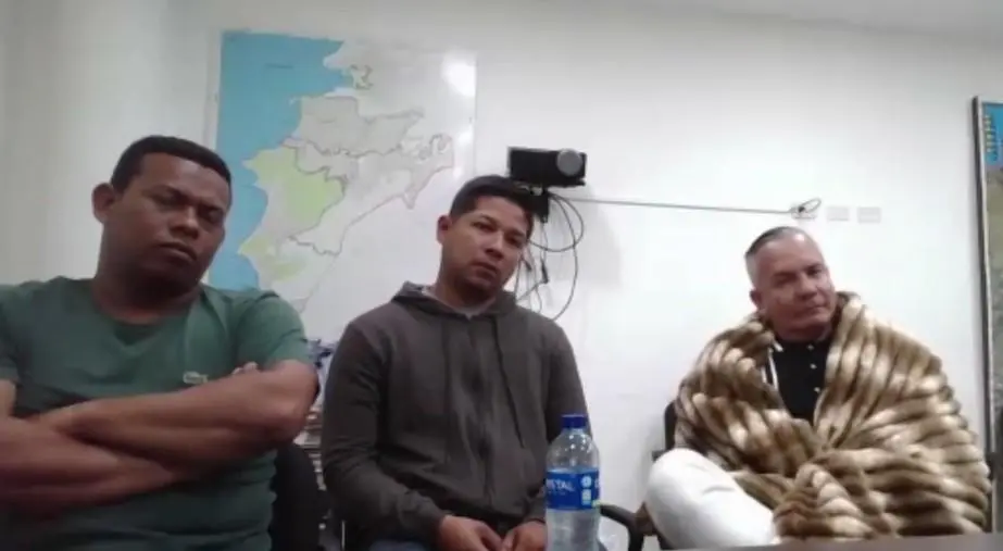 De izquierda a derecha: los patrulleros Wladimir José Sanjuán Márquez y Javier Tapias Madera, de la Policía Metropolitana de Santa Marta, y el fiscal seccional Leopoldo Eduardo Montes Dávila. Ellos fueron capturados por presuntamente exigir dinero para devolver una mercancía. FOTO: <b>CORTESÍA</b>