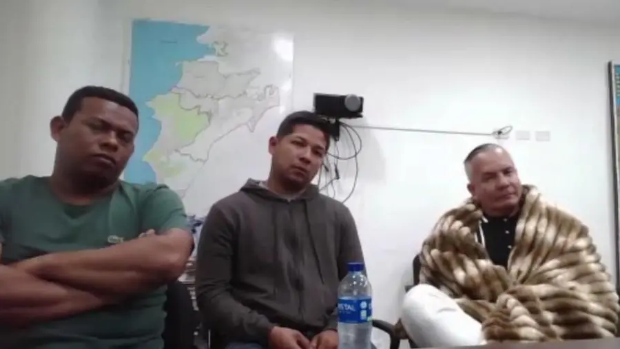 De izquierda a derecha: los patrulleros Wladimir José Sanjuán Márquez y Javier Tapias Madera, de la Policía Metropolitana de Santa Marta, y el fiscal seccional Leopoldo Eduardo Montes Dávila. Ellos fueron capturados por presuntamente exigir dinero para devolver una mercancía. FOTO: <b>CORTESÍA</b>