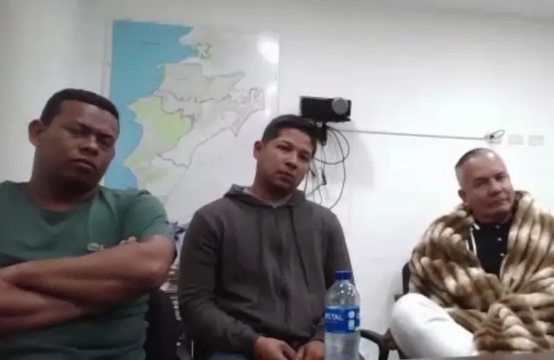 De izquierda a derecha: los patrulleros Wladimir José Sanjuán Márquez y Javier Tapias Madera, de la Policía Metropolitana de Santa Marta, y el fiscal seccional Leopoldo Eduardo Montes Dávila. Ellos fueron capturados por presuntamente exigir dinero para devolver una mercancía. FOTO: CORTESÍA