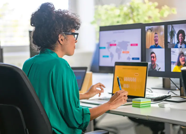 Pese a la promesa de flexibilidad y calidad de vida, el trabajo remoto pierde terreno en Colombia, donde las empresas empiezan a priorizar la presencialidad y la conexión directa con los equipos de trabajo. FOTO: GETTY