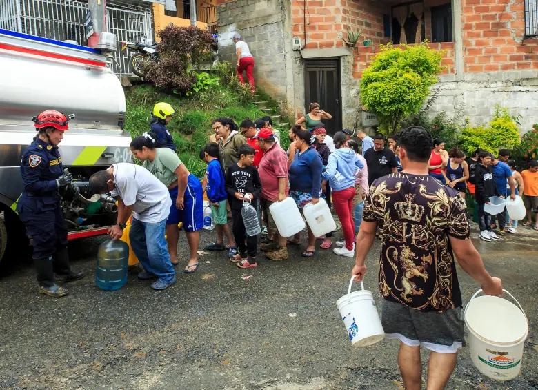 Estos son los vehículos que serán usados para el transporte y distribución de agua durante los cortes. FOTO Camilo Suárez
