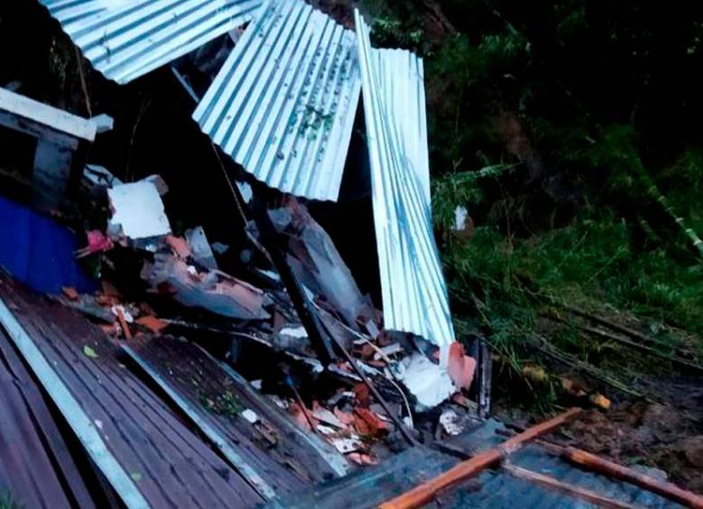 Restos de la vivienda sepultada por el alud de tierra en la vereda La Cristalina del municipio de Casabianca en Tolima. FOTO: Gobernación del Tolima. 