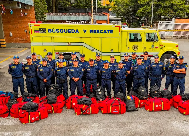 Integrantes del Cuerpo Oficial de Bomberos Medellín participan en las labores de búsqueda y recuperación de víctimas en La Guaira, tras el devastador terremoto en Venezuela. FOTO: CORTESÍA ALCALDÍA DE MEDELLÍN